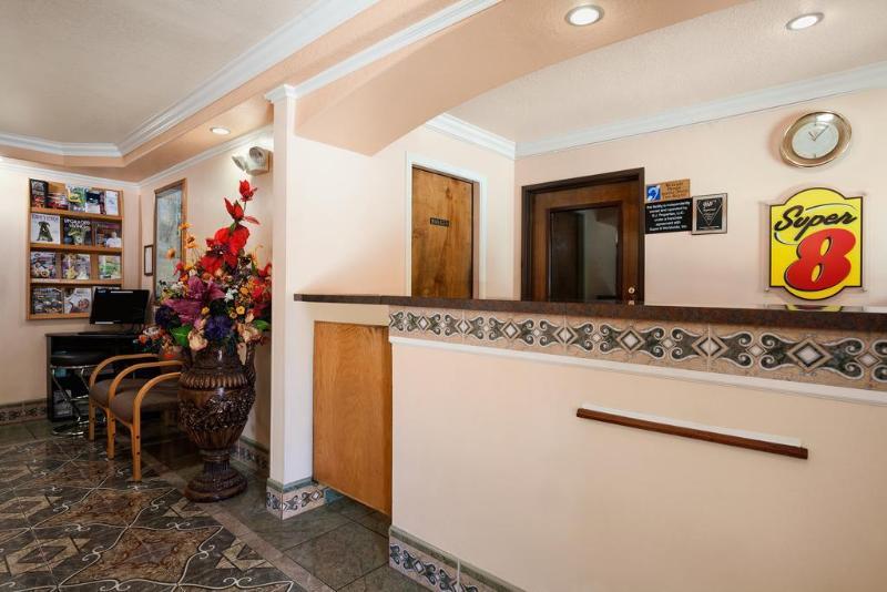 Super 8 By Wyndham Hotel 2*