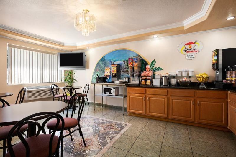 Hotel Super 8 By Wyndham 2*